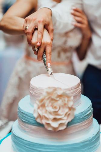 wedding cake at the wedding of the newlyweds